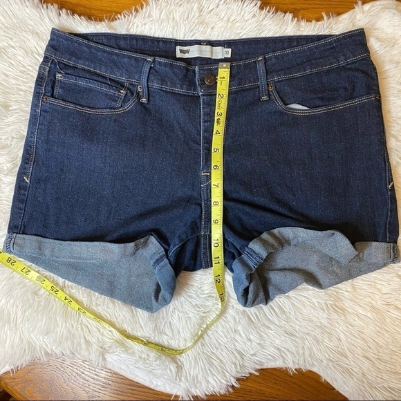Levi’s Cuff Shorts. Size 33 - Picture 7 of 8
